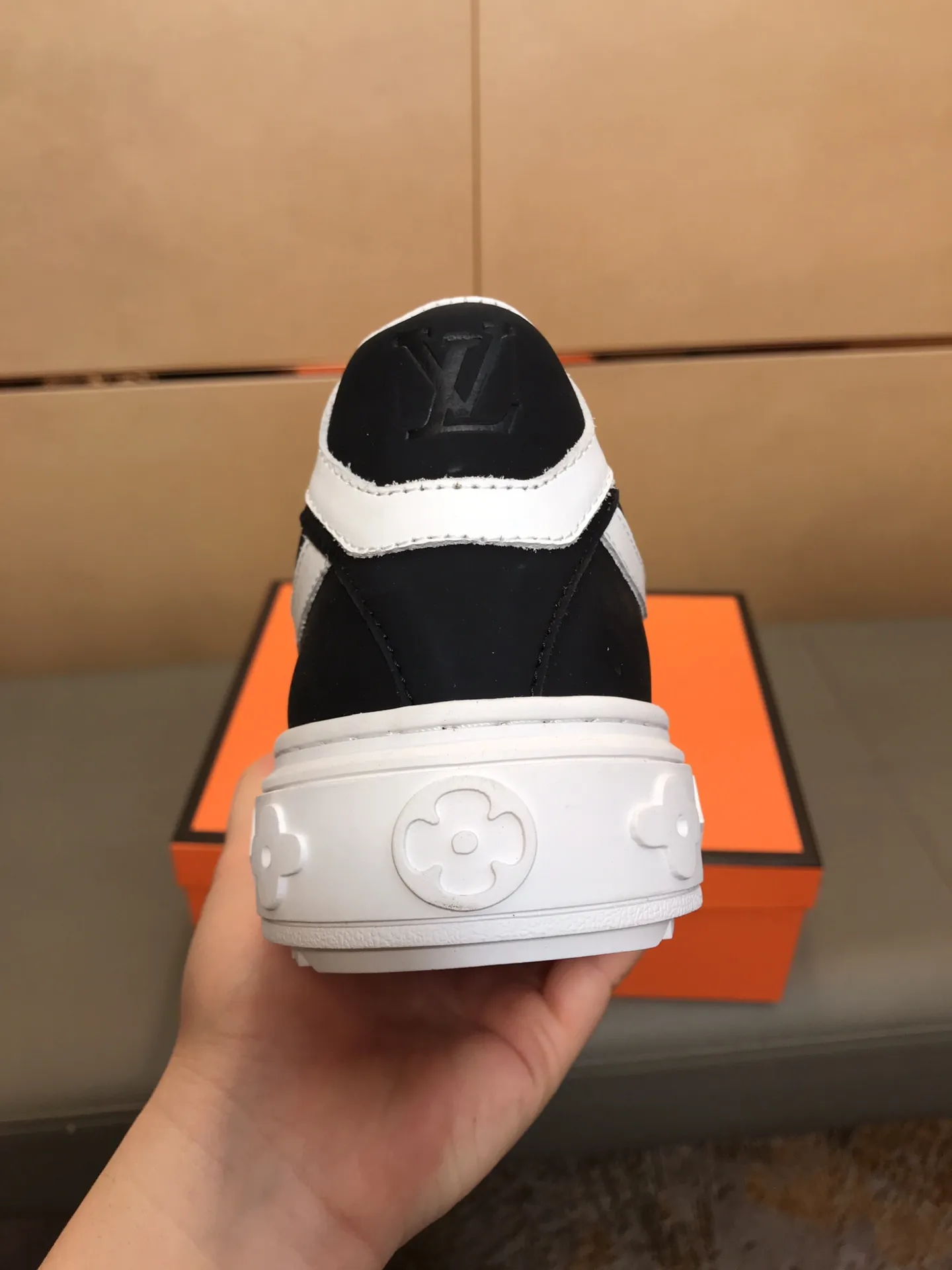 Ex-factory price 400 🔥🔥 New model on the market [LV Louis Vuitton] The latest high-quality men's casual shoes, European and American trends 🔰 Perfectly blend noble quality and fashionable texture 💋💋 The upper is made of imported cowhide + brand embossing, sheepskin lining, the overall fashion personality is set off to set off your uniqueness! Classic style, cool and stylish trendy male image🌹 38-44👣